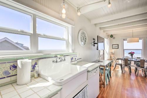 Beachfront Newport Cottage With Private Hot Tub