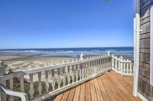 Beachfront Newport Cottage With Private Hot Tub