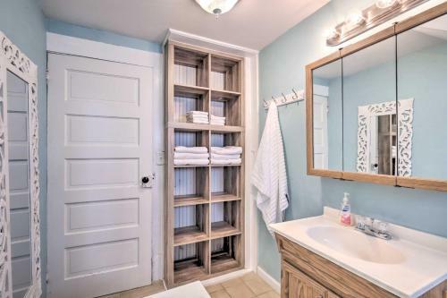 Beachfront Newport Cottage With Private Hot Tub