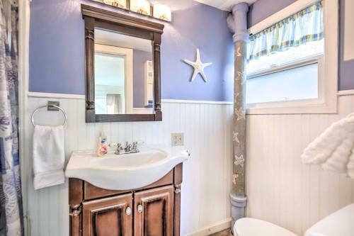 Beachfront Newport Cottage With Private Hot Tub