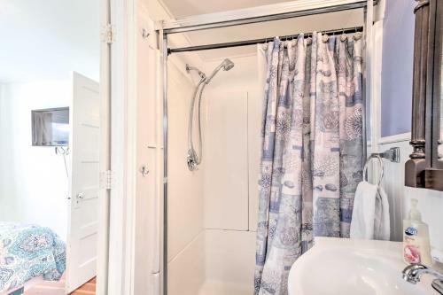 Beachfront Newport Cottage With Private Hot Tub
