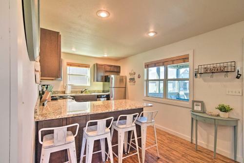 Resort Cabin With Nearby Pool And Lake Access!