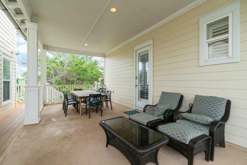 6 Bedrooms- Backs Up To Park, Steps To The Beach!