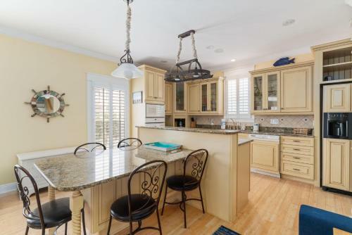 6 Bedrooms- Backs Up To Park, Steps To The Beach!