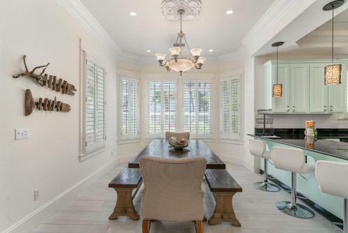 6 Bedrooms- Backs Up To Park, Steps To The Beach!