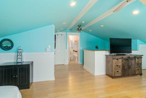 6 Bedrooms- Backs Up To Park, Steps To The Beach!
