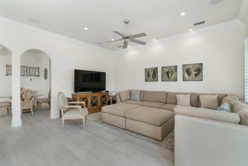 6 Bedrooms- Backs Up To Park, Steps To The Beach!