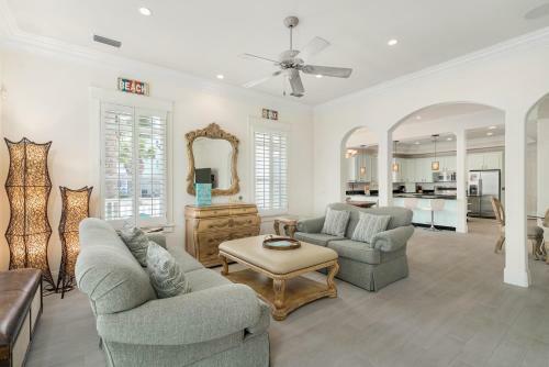 6 Bedrooms- Backs Up To Park, Steps To The Beach!