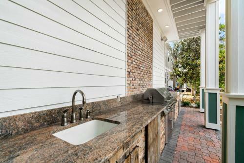6 Bedrooms- Backs Up To Park, Steps To The Beach!