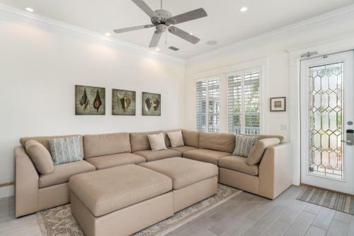 6 Bedrooms- Backs Up To Park, Steps To The Beach!