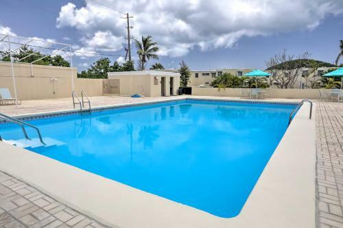 Seaside Seaesta Getaway With Pool And Grill Access!