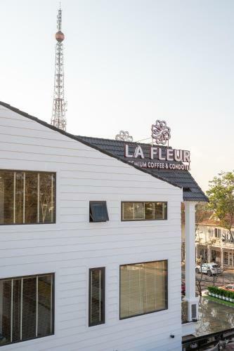 La Fleur Premium Central Apartment