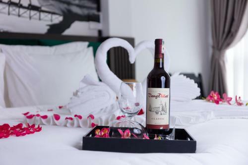 Hanoi Lullaby Hotel And Travel