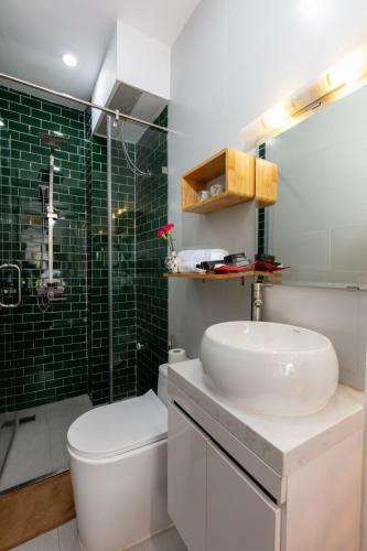 Hanoi Lullaby Hotel And Travel