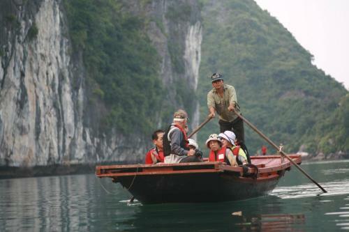 Hostal Room In Boat - Halong Bay Cruise For Backpackers