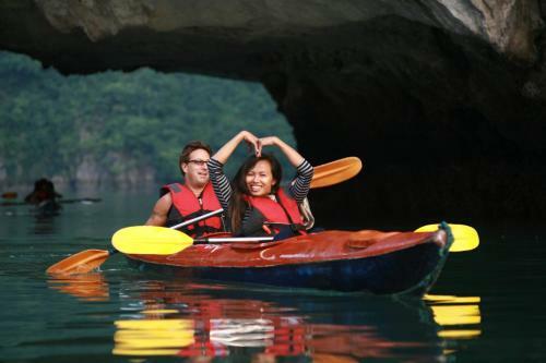 Hostal Room In Boat - Halong Bay Cruise For Backpackers