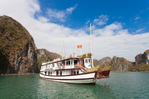 Hostal Room In Boat - Halong Bay Cruise For Backpackers