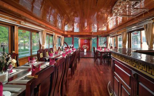 Hostal Room In Boat - Halong Bay Cruise For Backpackers