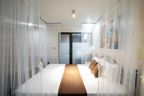 Cozi 9 Hotel - Theme Hotel