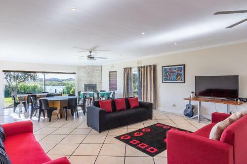 Lodge Large Group Holiday Home Pool, Braai, Dstv, Wifi
