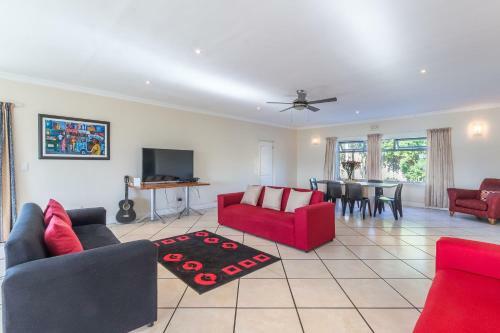 Lodge Large Group Holiday Home Pool, Braai, Dstv, Wifi
