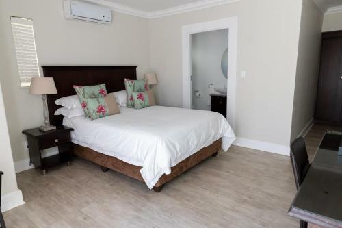 Hostal Bateleur Guesthouse
