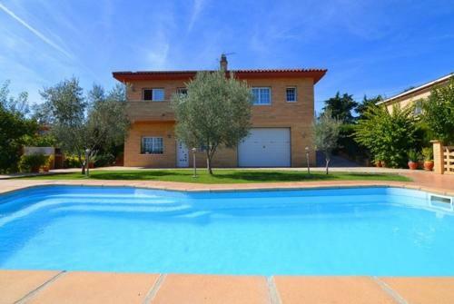 Vallcanera Villa Sleeps 8 Pool