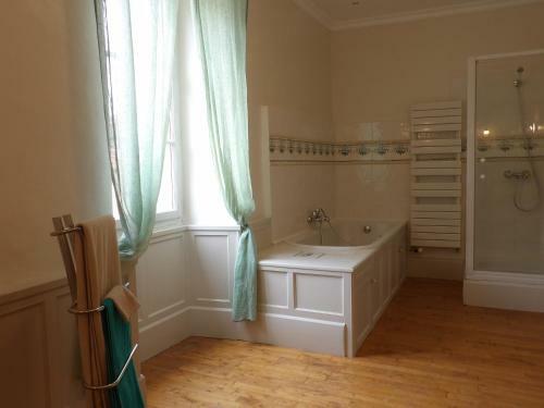 Bed & Breakfast Au Pays de Jacquou : Chambre D?h�tes Et Table D?h�tes