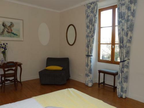 Bed & Breakfast Au Pays de Jacquou : Chambre D?h�tes Et Table D?h�tes