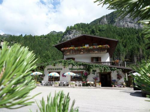 Hostal Affittacamere Pizzeria Marmolada