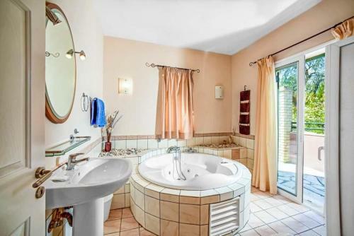 Lithiasmenos Villa Sleeps 6 Pool Air Con Wifi