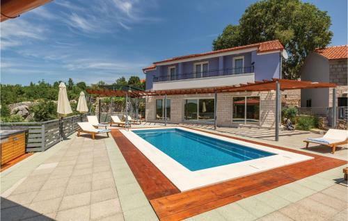 Three-bedroom Holiday Home In Lovrec