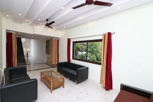 Hotel Oyo 14158 The Kempty Fall Resort
