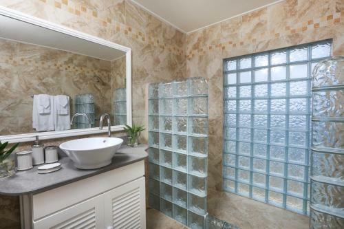 Cap Estate Villa Sleeps 8 Pool Air Con Wifi