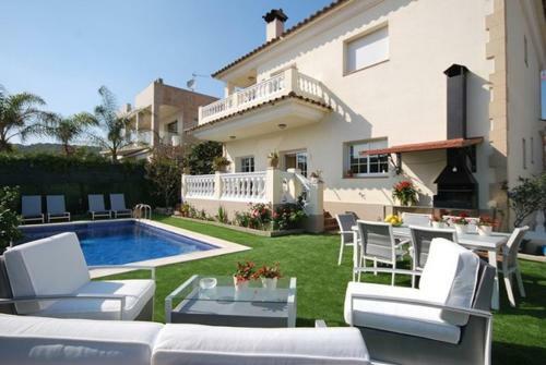 Lloret de Mar Villa Sleeps 8 Pool Wifi