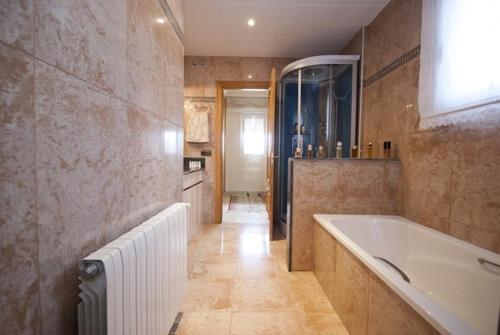 Lloret de Mar Villa Sleeps 8 Pool Wifi