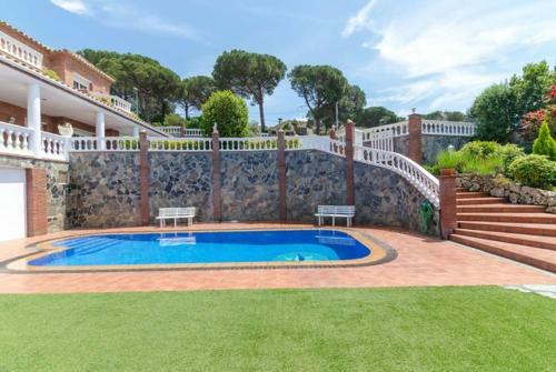 Lloret de Mar Villa Sleeps 8 Pool Air Con Wifi