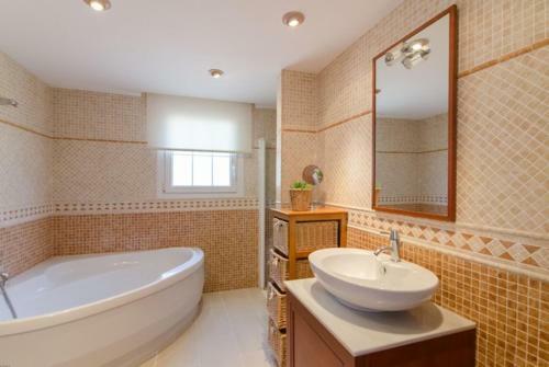 Lloret de Mar Villa Sleeps 8 Pool Air Con Wifi