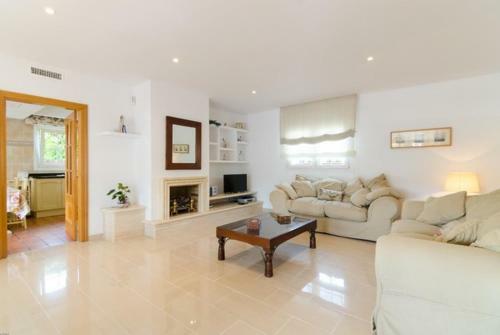 Lloret de Mar Villa Sleeps 8 Pool Air Con Wifi