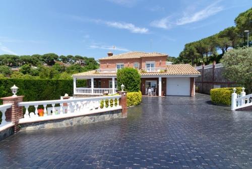 Lloret de Mar Villa Sleeps 8 Pool Air Con Wifi