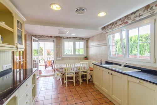 Lloret de Mar Villa Sleeps 8 Pool Air Con Wifi