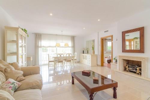 Lloret de Mar Villa Sleeps 8 Pool Air Con Wifi