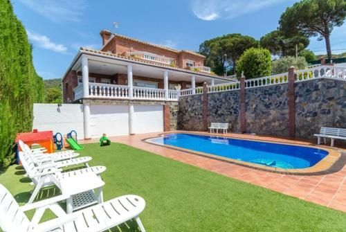 Lloret de Mar Villa Sleeps 8 Pool Air Con Wifi