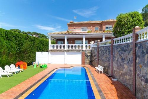 Lloret de Mar Villa Sleeps 8 Pool Air Con Wifi
