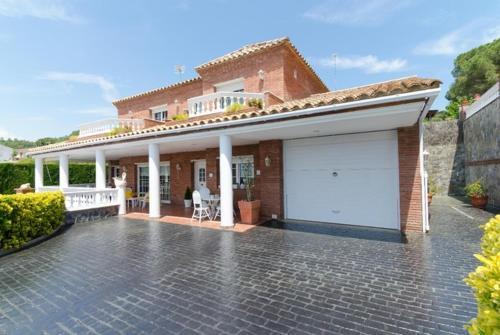 Lloret de Mar Villa Sleeps 8 Pool Air Con Wifi