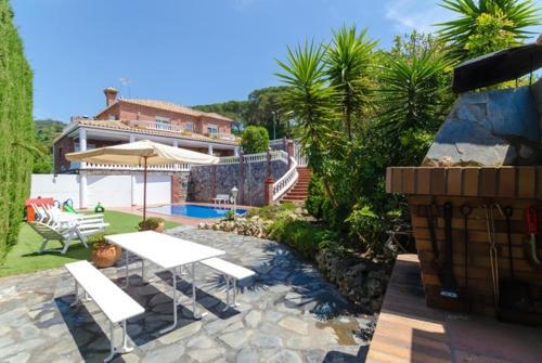 Lloret de Mar Villa Sleeps 8 Pool Air Con Wifi