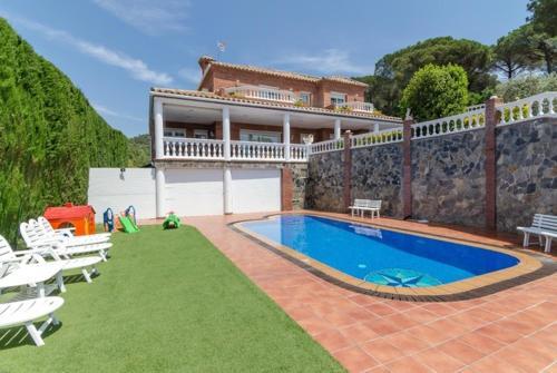 Lloret de Mar Villa Sleeps 8 Pool Air Con Wifi