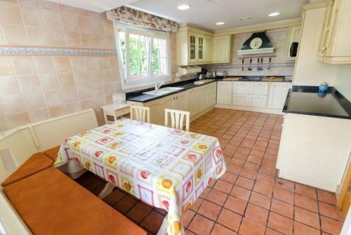 Lloret de Mar Villa Sleeps 8 Pool Air Con Wifi