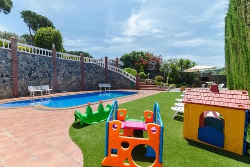 Lloret de Mar Villa Sleeps 8 Pool Air Con Wifi
