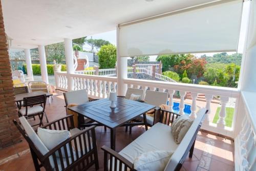 Lloret de Mar Villa Sleeps 8 Pool Air Con Wifi